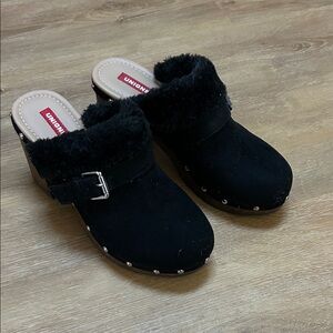 Y2K UNIONBAY Black Faux Fur Lined Mules with buckle and studded.